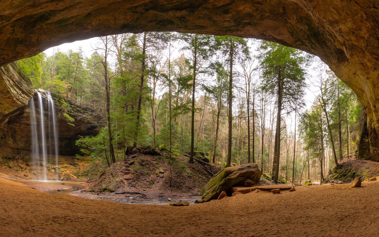 AWAYN IMAGE Take an epic view of Ash Cave