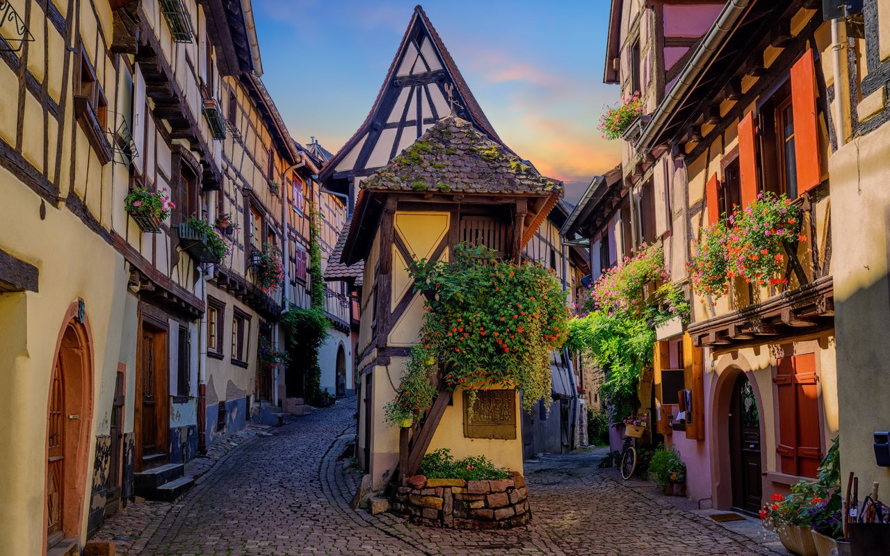 AWAYN IMAGE Walk around the Town of Eguisheim