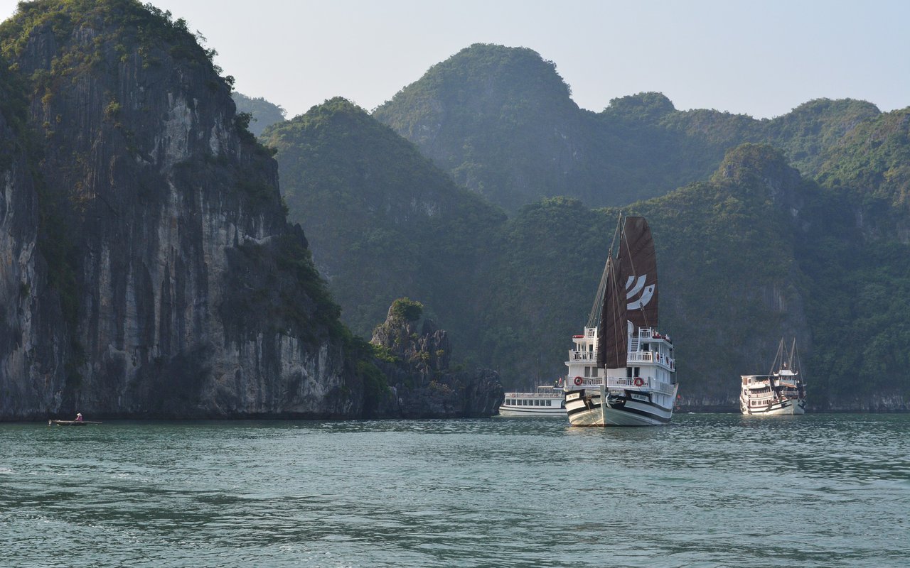 AWAYN IMAGE Boat Ha Long Bay
