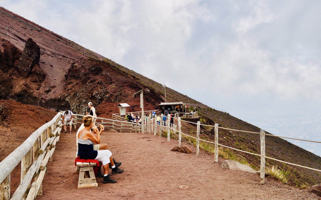AWAYN IMAGE Climb to Mount Vesuvius