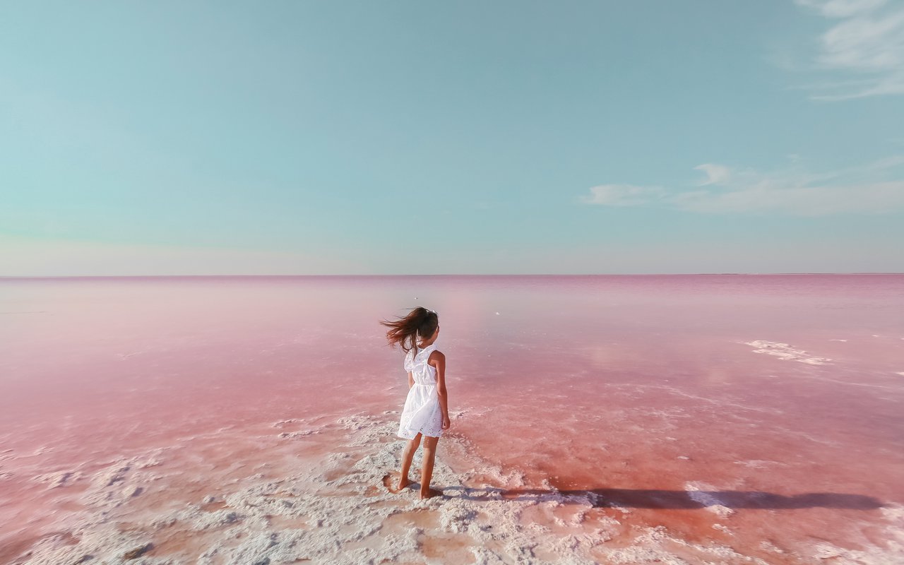 AWAYN IMAGE Lake Hillier - Australia's Pink Lake