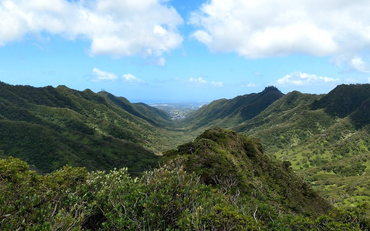 AWAYN IMAGE Hiking from Moanalua Valley Trail to the Haiku Stairs (Stairway To Heaven)